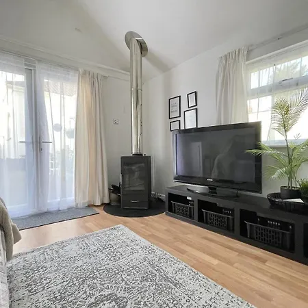 Cozy Saltford Retreat With Garden Apartment